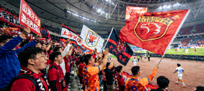 中超联赛上海海港与山东泰山队比赛现场球迷助威高清图片